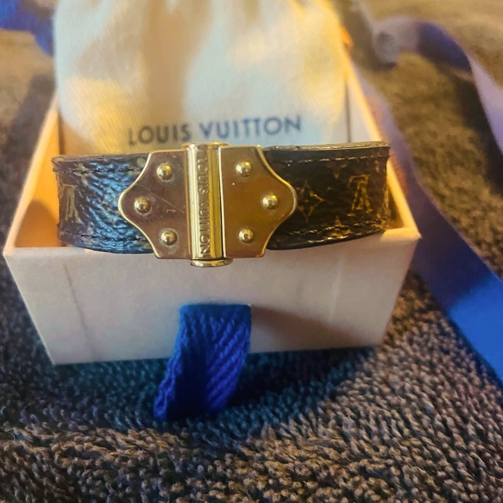 Authentic 💯Louis Vuitton Leather bracelet Gold Facet
